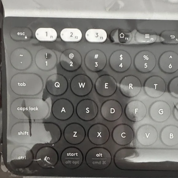 Logitech Wireless Keyboard in Black - Picture 6 of 11